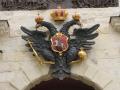 Двуглавый орел. Герб России на Петровских воротах Петропавловской крепости. Двуглавый орел появился на гербе России в 1472 году, во времена правления Ивана III, печать которого стала первым достоверным свидетельством использования орла как символа государства.