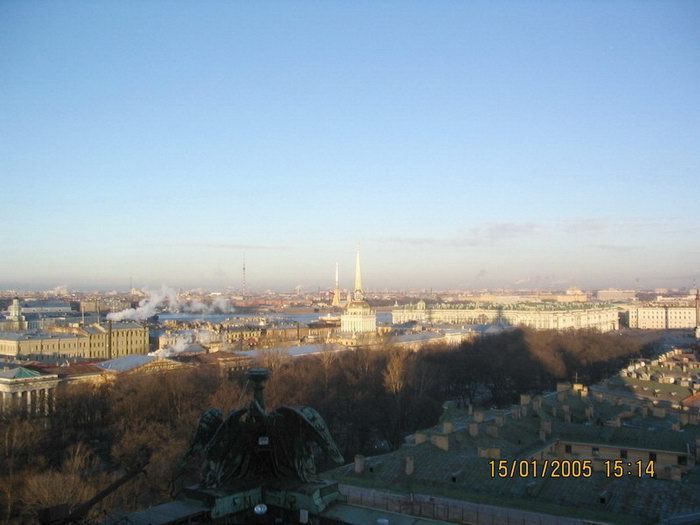 С колоннады Исаакиевского собора открывается вид на такие значимые для Санкт-Петербурга здания, как Зимний дворец, Адмиралтейство, здание Главного штаба.